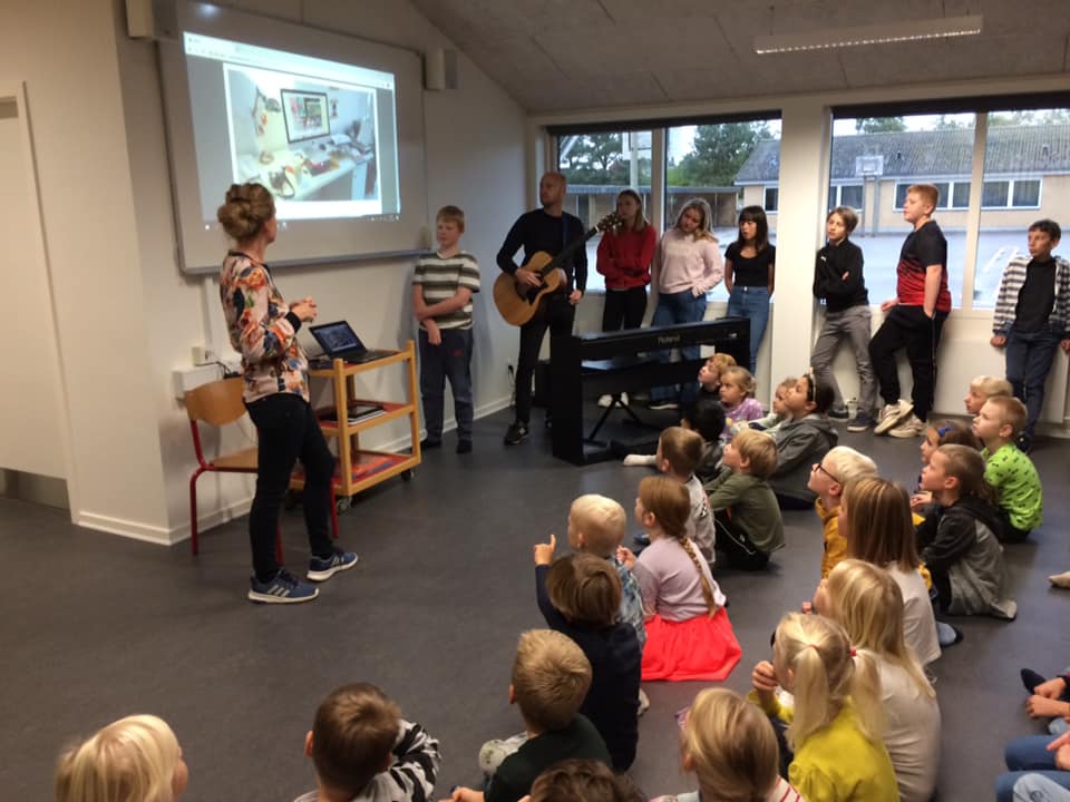 Anne Pedersen til morgensang på 4kløverskolen i Frørup