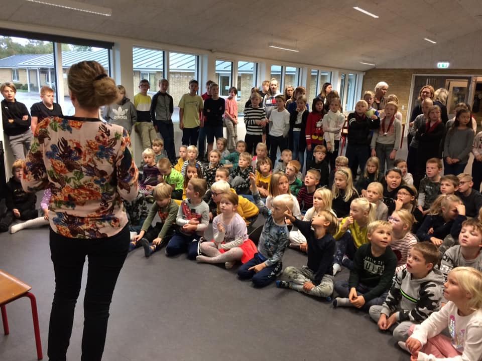 Anne Pedersen til morgensang på 4kløverskolen i Frørup