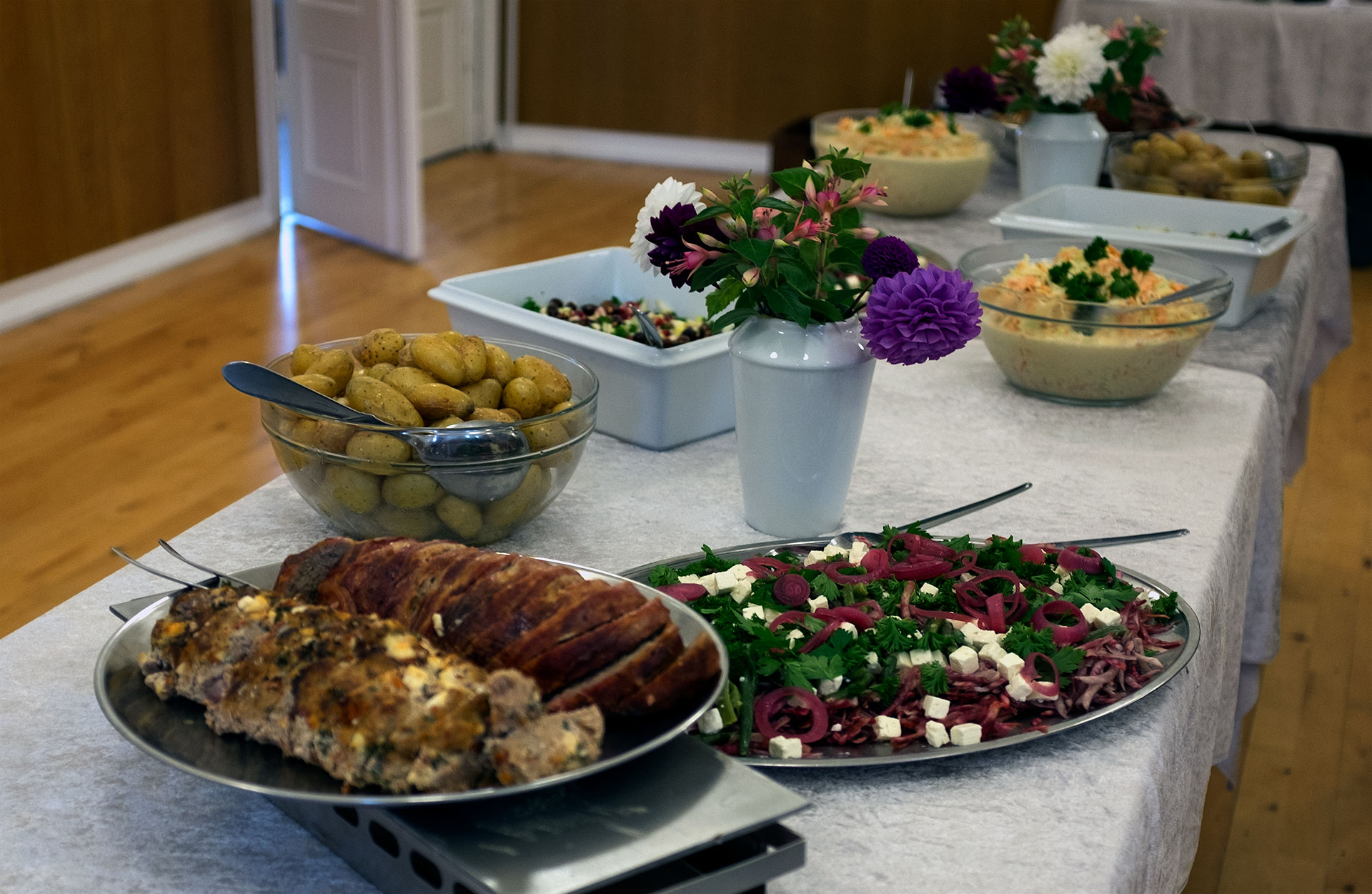 Farsbrød, Coleslaw og ovnkartofler med Bilde og Eriksen