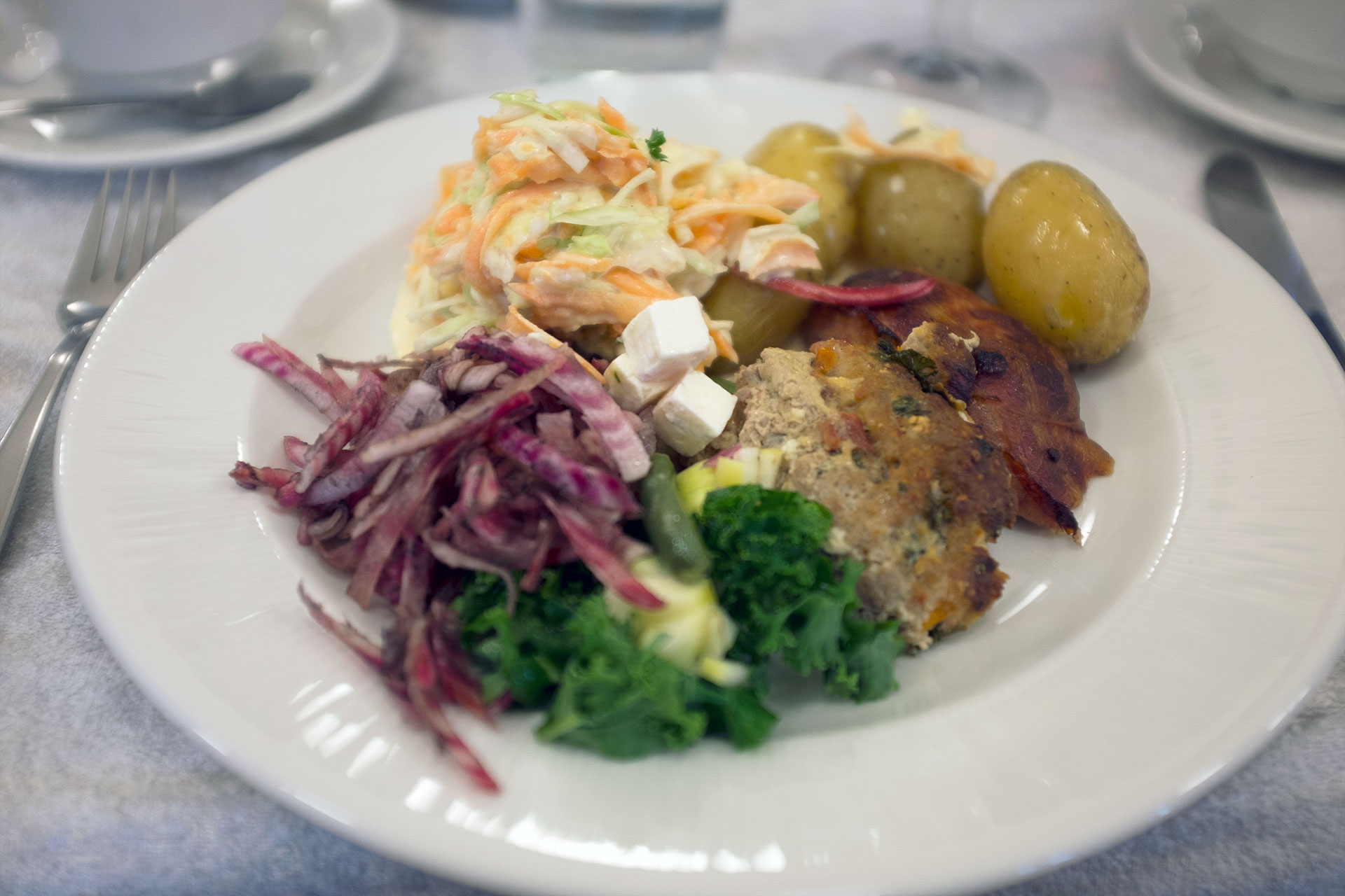 Farsbrød, Coleslaw og ovnkartofler med Bilde og Eriksen