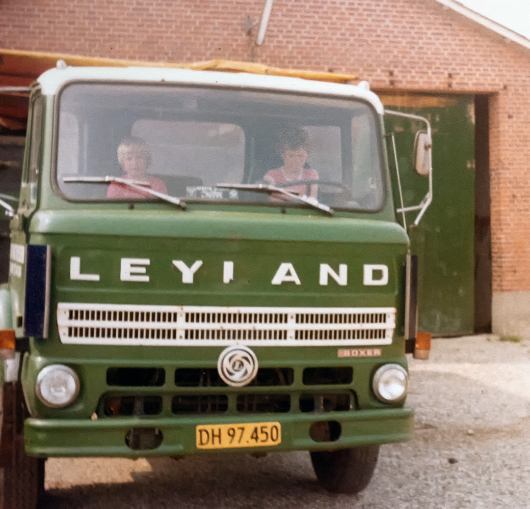 Brødrene tager en ny Leyland i besigtigelse