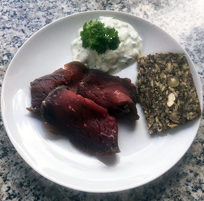 Koriandergravad okseinderlår med agurkecreme